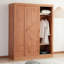 Une garde-robe en bois simple