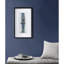 Agate bleue décorative encadrée - panneau dimensionnel, agate céruléenne teinte naturelle, fond blanc doux, couvercle en verre, cadre noir, panneau suspendu verticalement, contraste avec blanc, protégé, intérieur