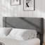 Structure de lit plateforme très grand avec tête de lit tapissier, tissu gris foncé, support en lattes de bois, chambre à coucher, style moderne-532467692