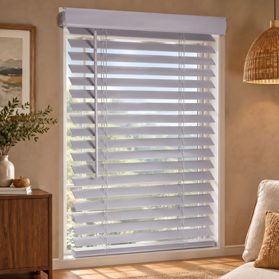 Store en simili bois sans fil gris clair de 11 po de largeur x 84 po de longueur avec une finition lisse et des lattes horizontales de 2 pouces pour les salons, les chambres à coucher et les portes intérieures.