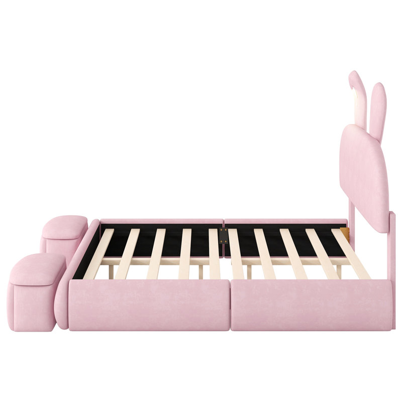Lit plateforme double tapissier avec tête de lit en forme d'oreille et rose clair