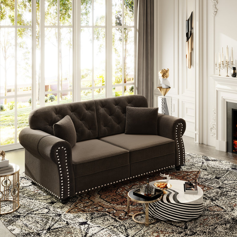 Canapé deux places marron de 160 cm, style moderne du milieu du siècle, garniture cloutée, boutons, mousse et ressorts, 2 coussins inclus. Esthétique Love.