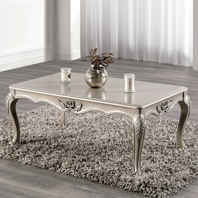 Table basse de style traditionnel avec pieds courbés et structure sculptée en bois massif