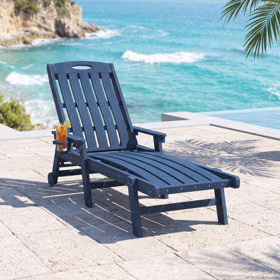 Chaise longue d'extérieur réglable en PEHD avec roulettes et porte-gobelet, inclinable en 5 positions, idéale pour la piscine.