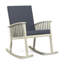 Profitez du siège et des accoudoirs avec coussins de chaise berçante en bois gris