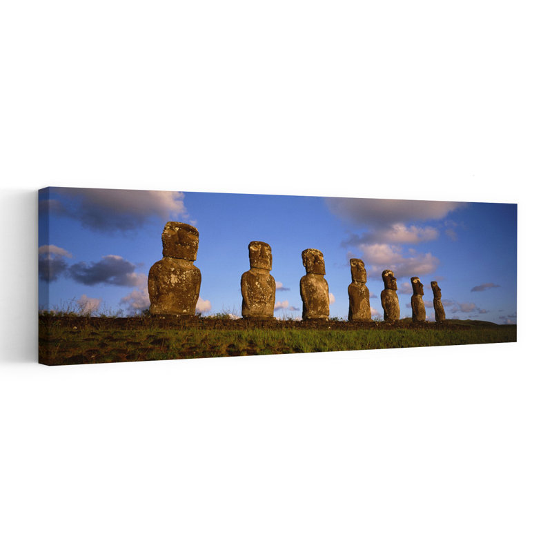 Faible angle de vue de statues dans une rangée, statue de Moai, île de Pâques, Chili, paysage abstrait traditionnel contemporain, art mural