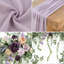 Guirlande de mariage avec guirlande florale avec chemin de table en chiffon, vigne de verdure et nappe diaphane-131138696
