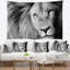 Tête de lion en tapisserie grise-28484115