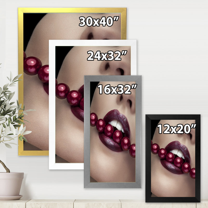 «Woman Bitting with Red Lips with Red Pearls» - photographie sur toile, H 40 po x l 30 po x 1,5 po, Toile encadrée d'or