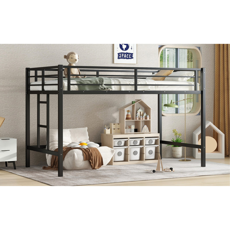 Lit mezzanine simple en métal noir avec garde-corps, pour faciliter la montée et la descente, permettant de ranger des objets personnels facilement