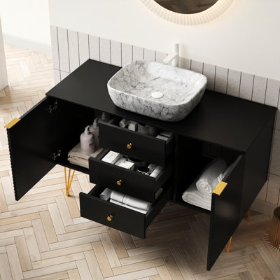 Armoire de rangement autoportante noire pour salle de bain 48 po avec lavabo, pieds décoratifs doublés or, 3 tiroirs, 2 unités de porte, comptoir en pierre frittée en céramique à motif marbré blanc, conception haute performance
