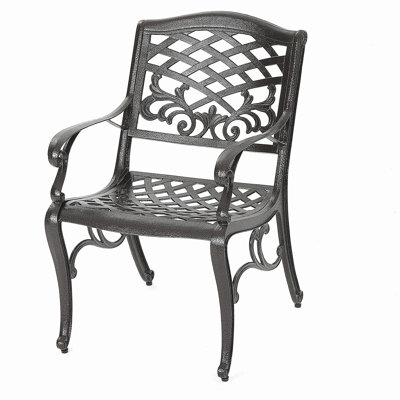 Une chaise classique éternelle, ajoutant de l'élégance au salon