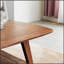 Table basse robuste en bois de chêne massif, finition naturelle, parfaite pour les salons modernes et traditionnels, durable et élégante.