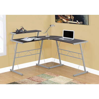 Bureau d'ordinateur de coin moderne en L pour bureau à domicile avec un design compact et une structure en métal robuste.