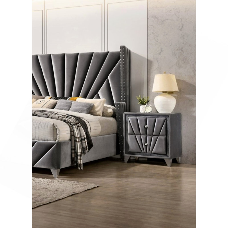 Superbe table de chevet entièrement rembourrée en tissu gris avec table de chevet et pieds chromés