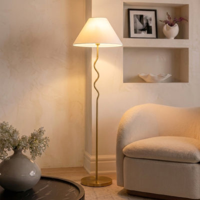 Lampe sur pied DEL 62 po Squiggle avec base en métal doré ondulé et abat-jour empire ivoire, ampoule incluse