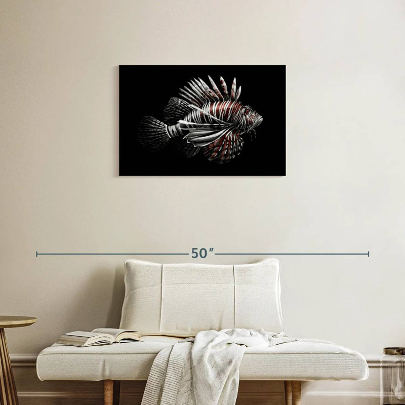 Poisson-lion sur fond noir, H 20 po x l 30 po