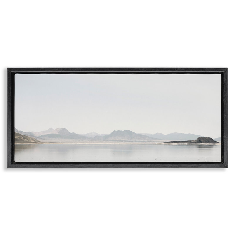 Cadre flottant Misty Morning Mountain, design par Gemma Bardot, H 14 po x l 31 po, Cadre flottant noir de jais