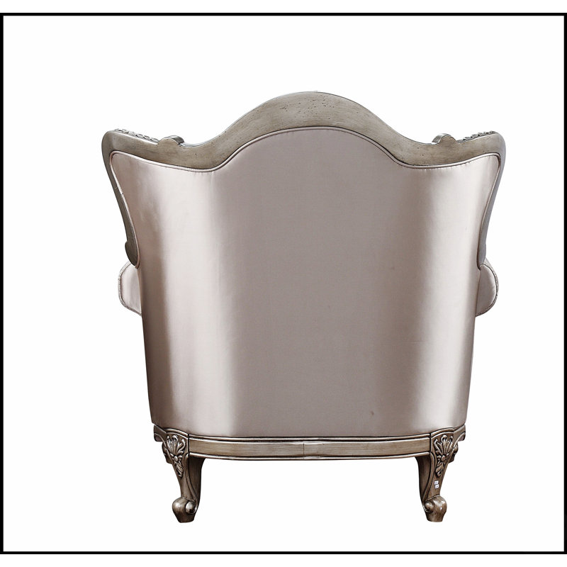 Fauteuil élégant en tissu fini champagne avec coussin inclus, idéal pour un confort luxueux et une décoration raffinée