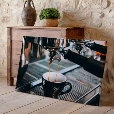 Toile, gros plan sur une machine à expresso versant un jet d'art mural de café foncé riche en céramique noire brillante, parfaite pour l'art mural sur toile