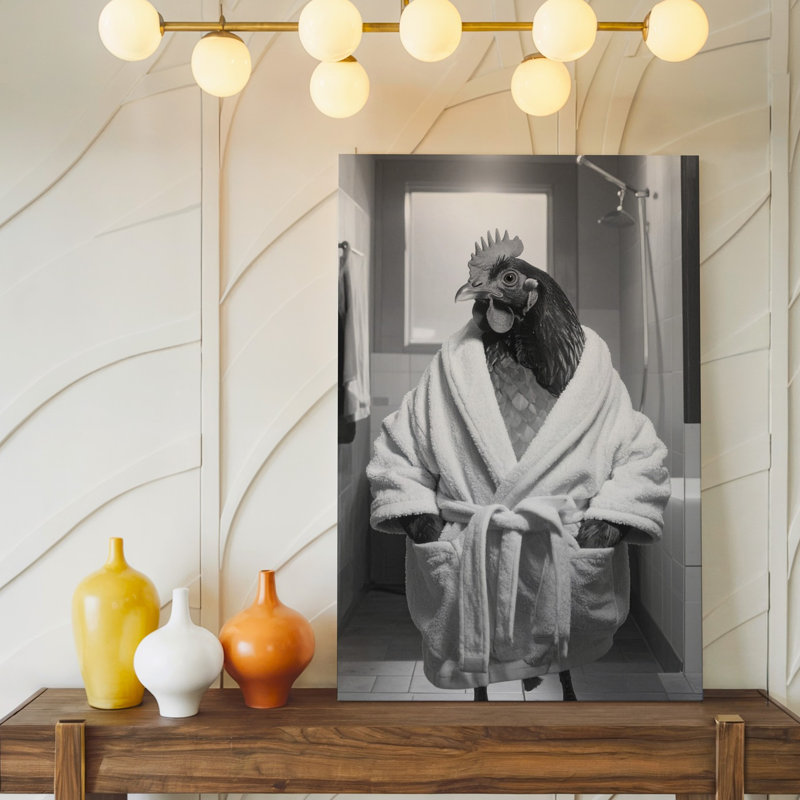 Reproduction d'art humoristique excentrique mettant en vedette une toile de poulet portant un peignoir debout dans une salle de bain