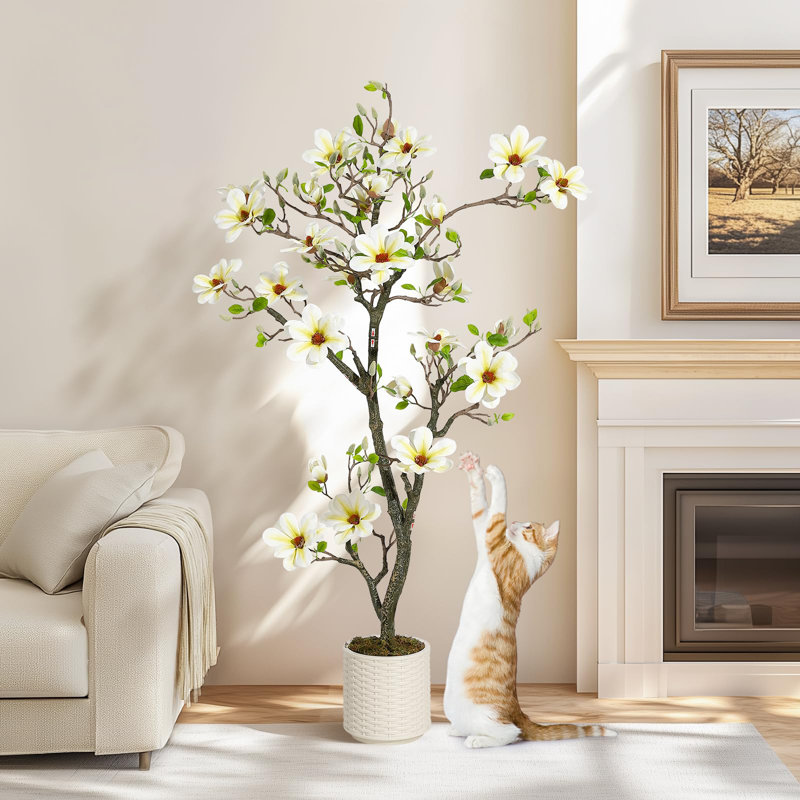 Magnolia artificiel avec des fleurs blanches réalistes et des feuilles vertes luxuriantes