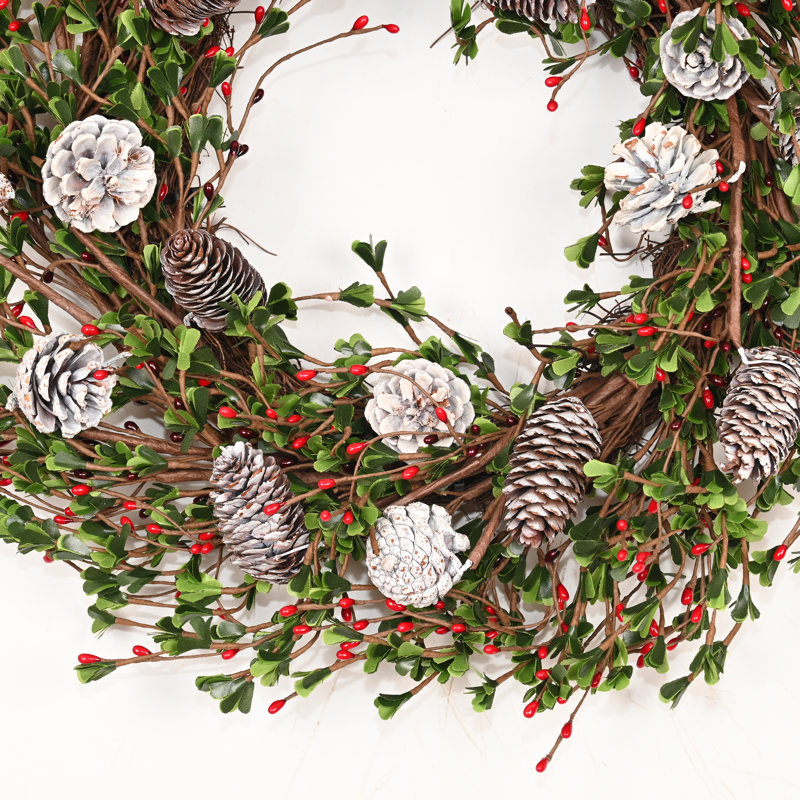 Couronne de Noël artificielle de 22 po en forme de brindille de campagne avec feuilles de pin et cèdre pour Noël