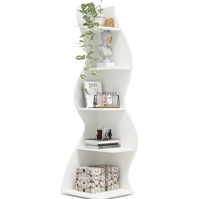 Bibliothèque d'angle à 5 niveaux avec rangement robuste pour livres et décor dans des espaces compacts.