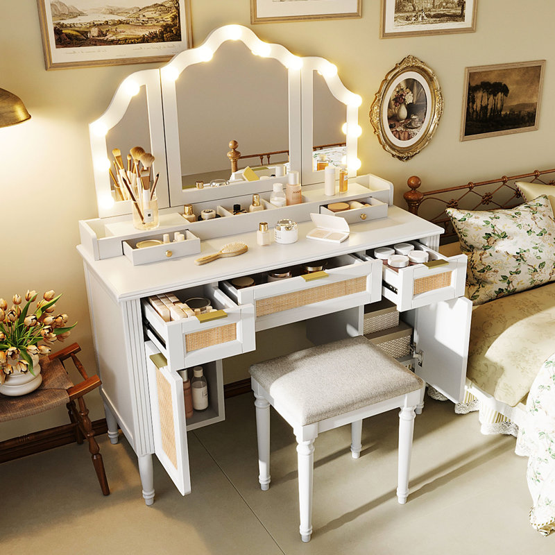 Table de coiffeuse de 44,22 po avec 13 ampoules inspirées, 3 options d'éclairage, miroir à trois volets, 5 tiroirs, tablettes et charge intégrée, attrait rétro de style bord de mer pour les lumières de bureau de chambre à coucher, charge de rangement