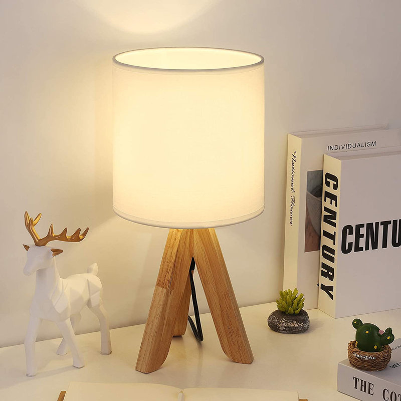 Jolie lampe de table avec abat-jour en tissu et abat-jour blanc