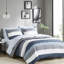 Édredon simple à rayures avec draps bleus / gris. Tissu. Rembourrage. Édredon, 2 taies décoratives, 1 drap plat, taies d'oreiller ajustées. Convient à un matelas de 14 po ou moins. Lavable. Conception de drap. Microfibre. Bourre, machine