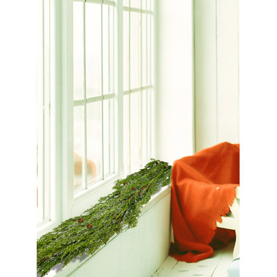 Guirlande de cyprès artificiel The Holiday Aisle® avec mini pommes de pin, décoration de guirlande de pommes de pin, guirlandes d'arbre de Noël, utilisation pour rampe, escalier, manteau de cheminée, décorations de porche, longueur 70 po