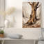 Tableau sur toile représentant un tronc d'arbre beige et brun aux racines apparentes dans une forêt blanche-557910804