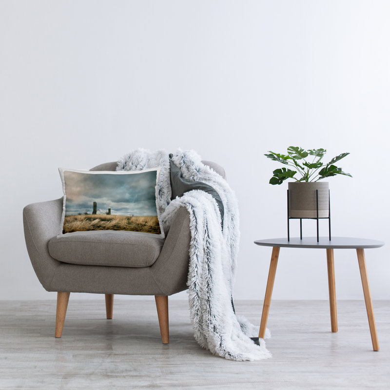 Coussin décoratif imprimé Cloudy Farmland avec grange par Lori Deiter