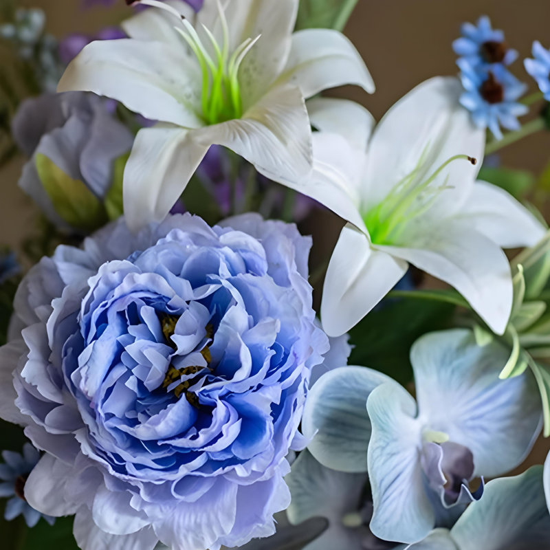 Ornements de fleurs simulées