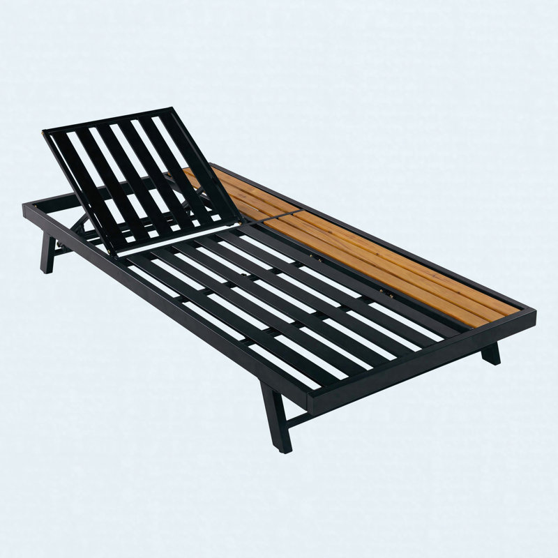 Structure de chaise longue en bois d'acacia noir à finition fer et teck avec dossier réglable et surface de rangement plate, fauteuil inclinable extérieur de 400 lb pour le patio près de la piscine