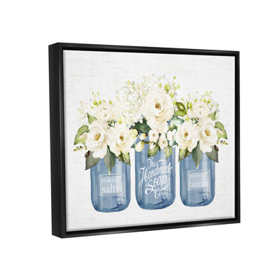 «White Rose Flower Bouquets Blue Farmhouse Jars» par lettré et doublé - reproduction sur toile