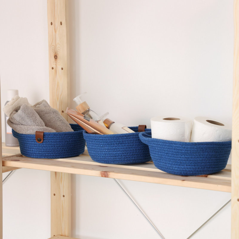 Ensemble de paniers en coton faits à la main (3 pièces) avec support, bleu | 100% corde de jute de coton, 7,9 x 7,9 x 3,1 pouces | Parfait pour organiser la maison, la lessive et la chambre de bébé | Solution de rangement élégante et durable