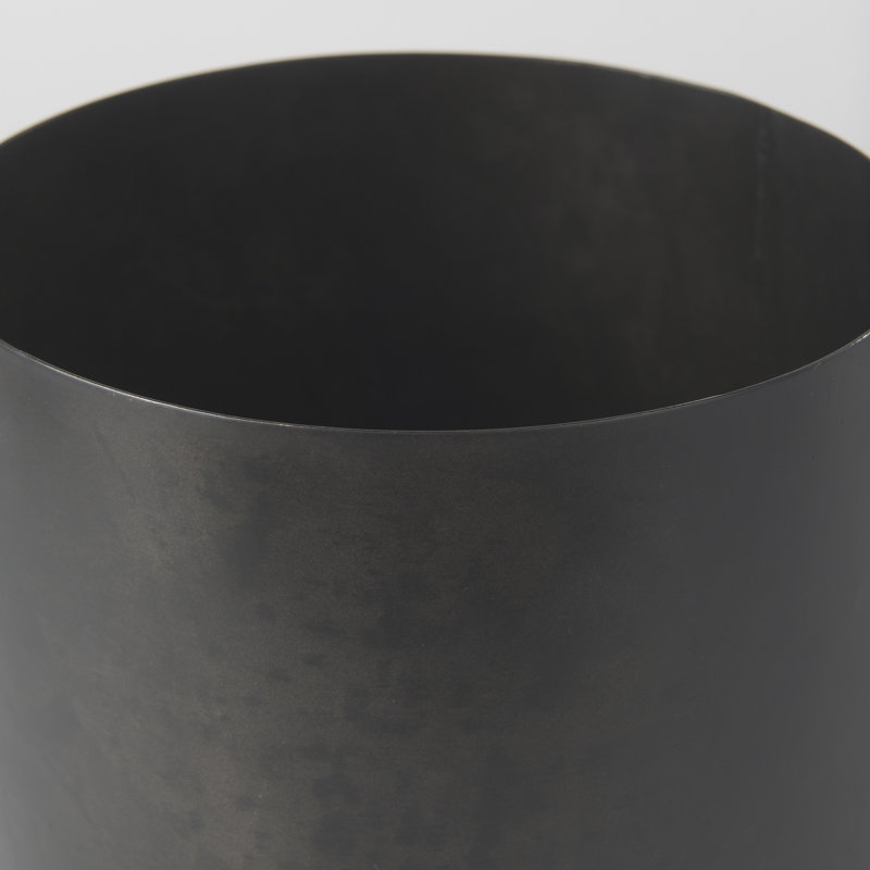 Vase de table en métal Legler, H 8,5 po x l 8 po x P 11 po, Noir