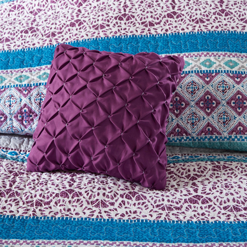 Full/Queen Reversible Quilt Set with Throw Pillows