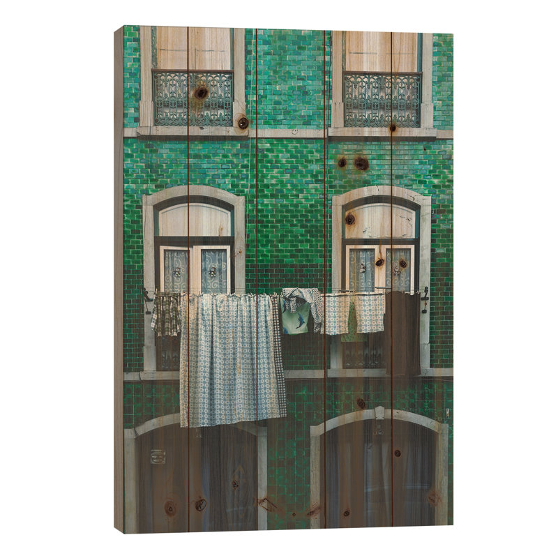 «Lisbon, Portugal» par Luke Anthony Gram - impression d'art graphique, H 26 po x l 18 po x P 1,5 po