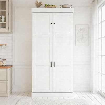 Grand garde-manger autoportant avec tablettes réglables, tiroirs et porte-bouteilles intégrés, style Shaker moderne