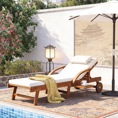 Chaise longue d'extérieur réglable de 77,5 pouces avec cadre en bois d'acacia avec coussins, repose-pieds inclinable, plateau latéral rétractable avec appui-tête