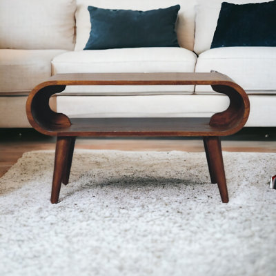 Table basse reposant sur quatre pieds en bois massif avec rangement