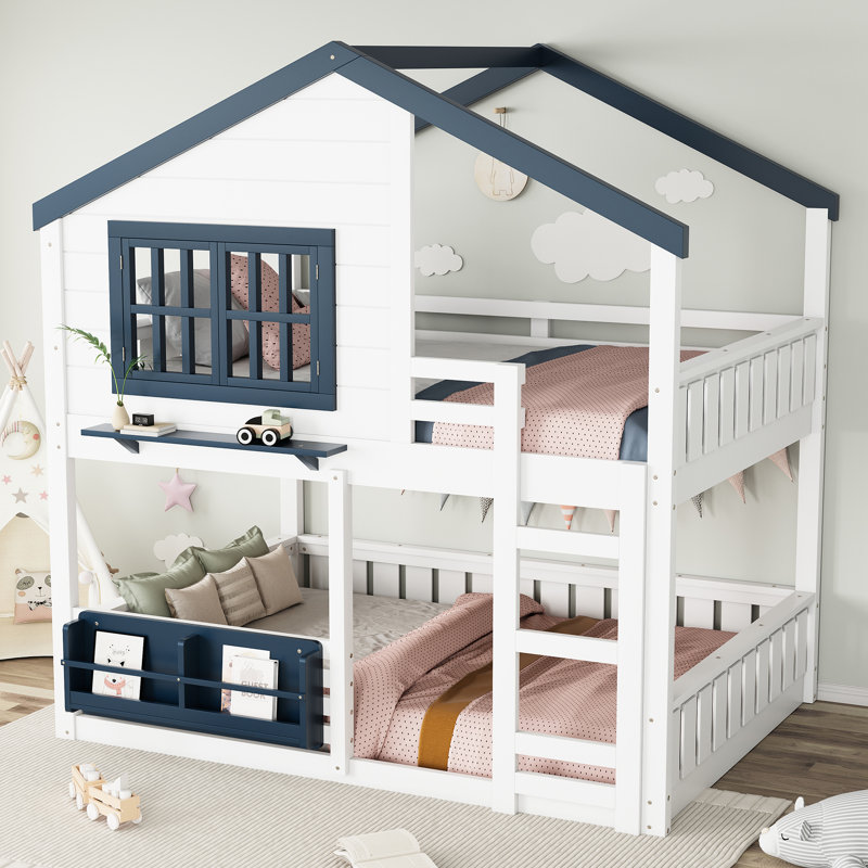 Lit double avec conception de maison, blanc et bleu, rails autour du lit, marches stables, bibliothèque pour un rangement pratique, utilisation de l'espace vertical