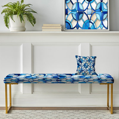 Carreaux bleus et blancs à motif floral et bancs géométriques
