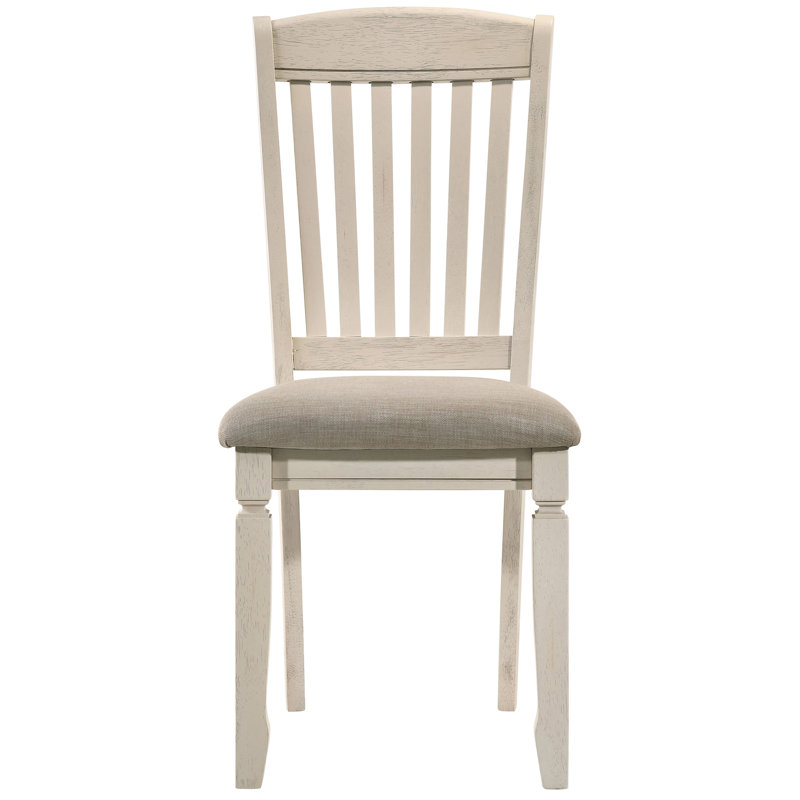 De 2 chaises d'appoint rembourrées brun clair avec des pieds de finition crème et un dossier à lattes en bois pour les repas en Mark 2