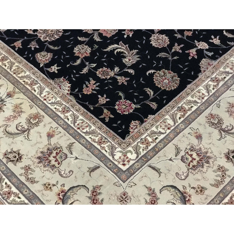 Tapis noir et ivoire de haute qualité noué à la main