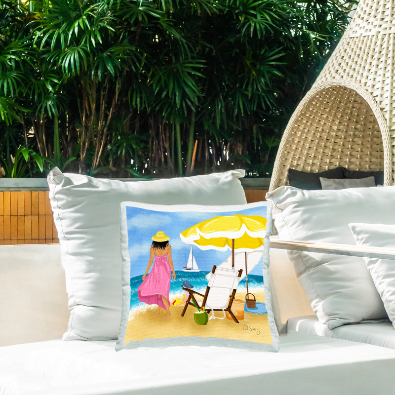 Coussin d'extérieur «Woman Strolling Beach» par Ale Saiz Studio