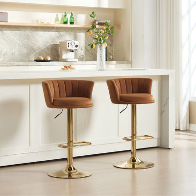 Ensemble de 2 tabourets de bar, avec repose-pieds chromé et base pivotante à hauteur réglable en velours + tabouret de bar simple à pattes dorées - orange